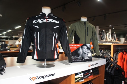 フランス発のバイクアパレルブランド“IXON” 店内イメージ