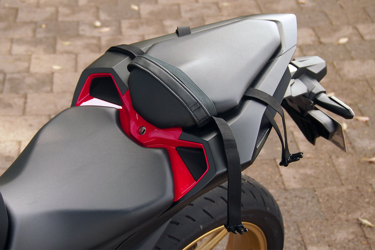 数分で簡単装着！荷掛けフックがない車体でもOK！タナックスのKシステムベルト対応シートバッグの革新性に迫る - バイクアイテム - タンデムスタイル