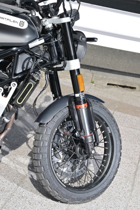 HUSQVARNA MOTORCYCLES SVARTPILEN125 フロントまわり