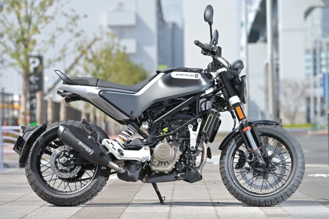 HUSQVARNA MOTORCYCLES SVARTPILEN125 右