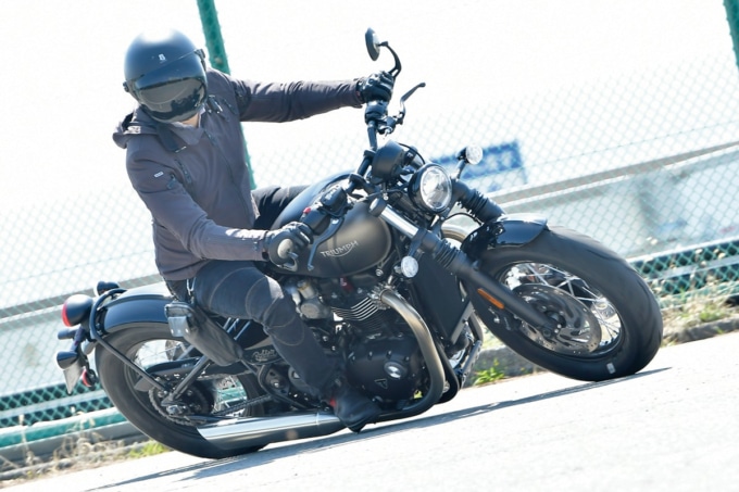 TRIUMPH BONNEVILLE BOBBER 走りイメージ