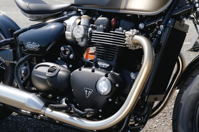 TRIUMPH BONNEVILLE BOBBER 高トルク型並列2気筒エンジン