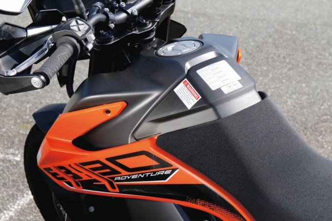 KTM 890ADVENTURE シート前方