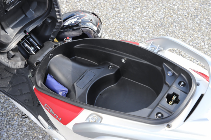 KYMCO G-DINK i シート下収納スペース