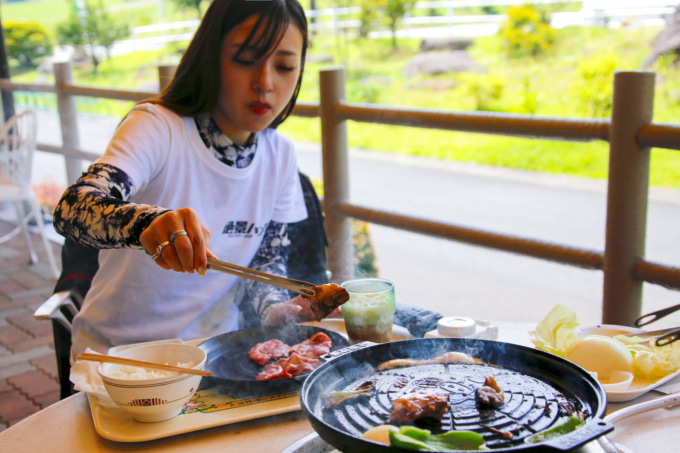 絶景ハンターに挑戦！ 大笹牧場の名物、ジンギスカンを焼くゆじゅぱん