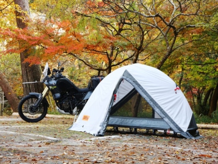 コット一体型で荷物削減！ドッペルギャンガーから“バイクツーリングコットテント”登場！