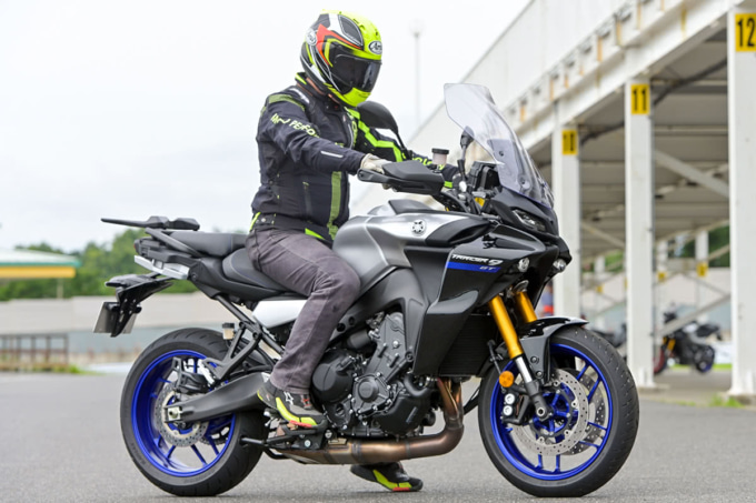 YAMAHA TRACER9 GT ABS（2021年モデル）シート高810㎜の足つき＆乗車ポジション