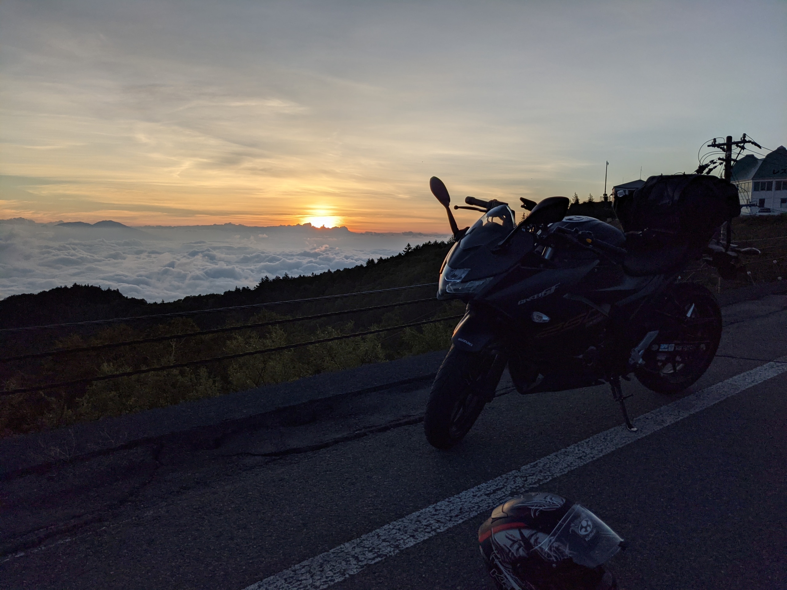 雲海とバイク