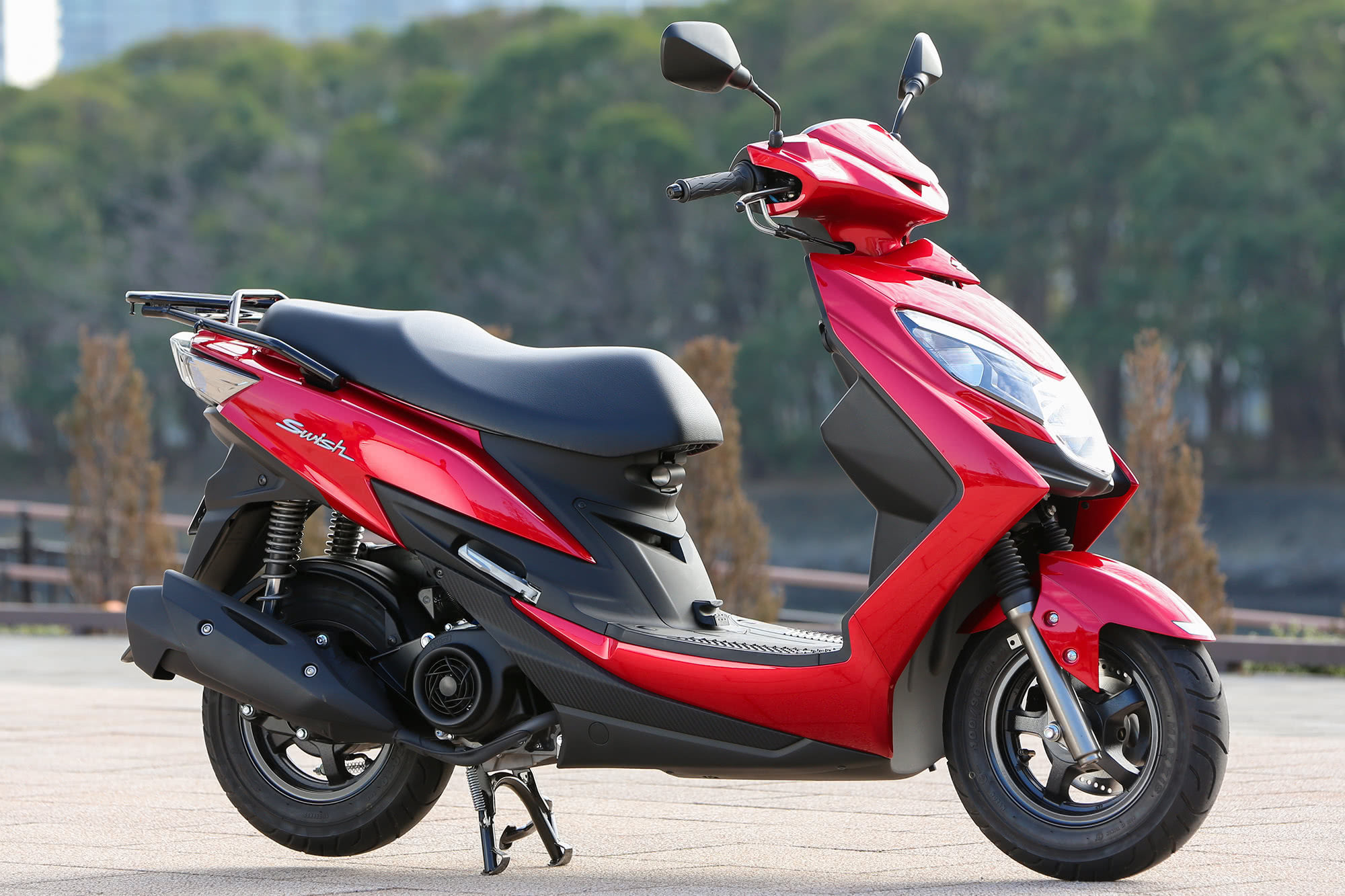 Suzuki Swish 軽快なフットワークで都市部を駆け抜ける バイクインプレッション タンデムスタイル