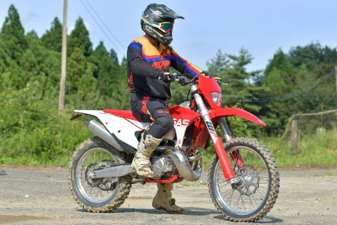 GASGAS EC250（2022年モデル）乗車姿勢