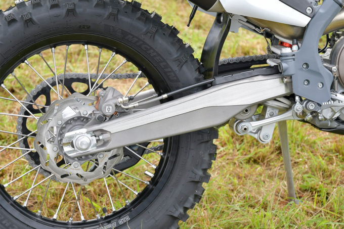 HUSQVARNA MOTORCYCLES FE250（2022年モデル）スイングアーム