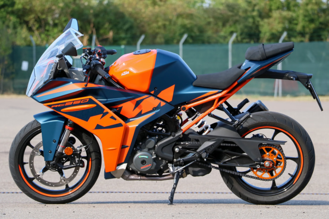 KTM RC390（2022年モデル）左サイドビュー