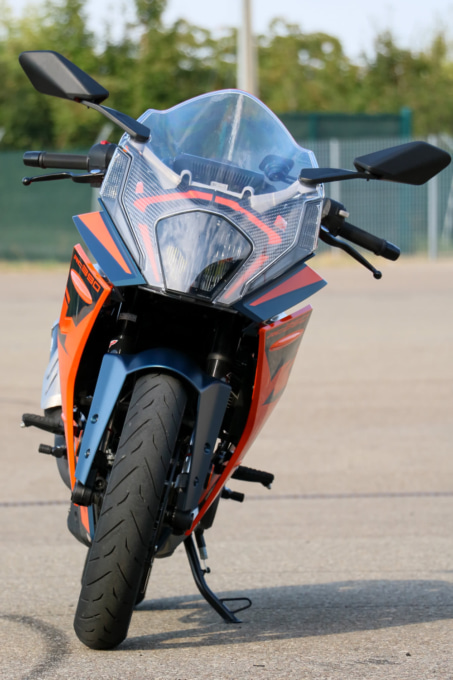 KTM RC390（2022年モデル）フロントビュー