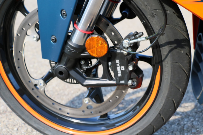 KTM RC390（2022年モデル)フロントブレーキ