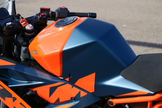 KTM RC390（2022年モデル）タンク