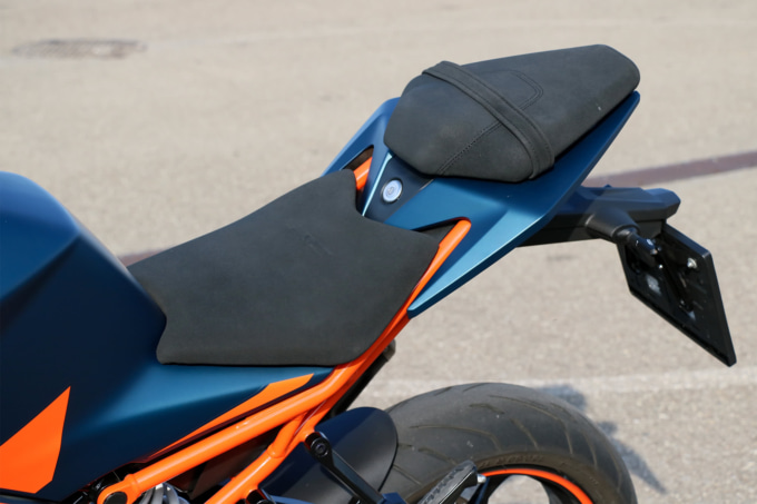 KTM RC390（2022年モデル）シート