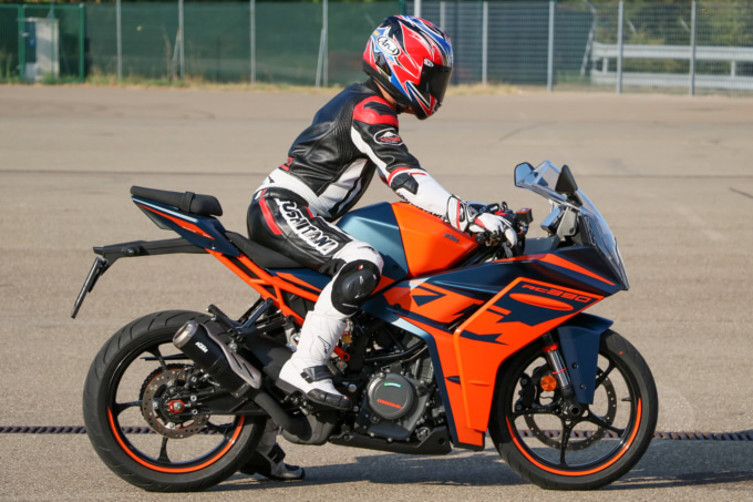 KTM RC390（2022年モデル）乗車姿勢