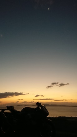 かわたれ時 バイクと三日月