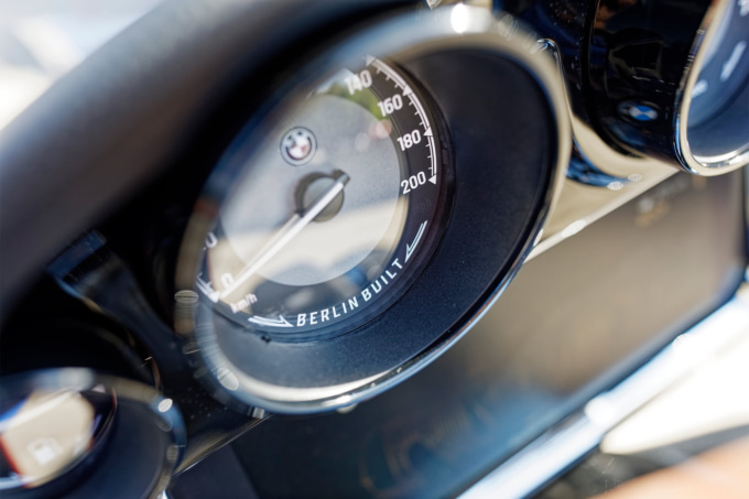 BMW R18B（2022年モデル）アナログメーター