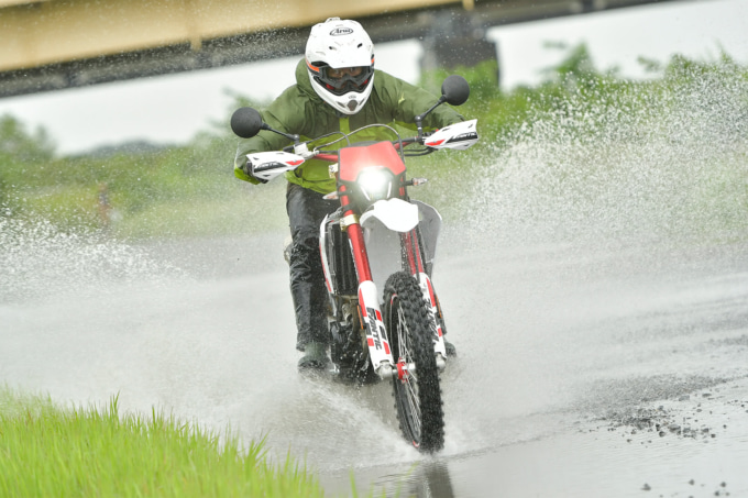 ファンティック XEF250トレール（2021年モデル）水溜りを走行