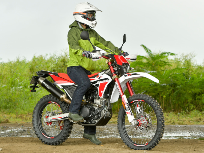 ファンティック XEF250トレール（2021年モデル）乗車姿勢