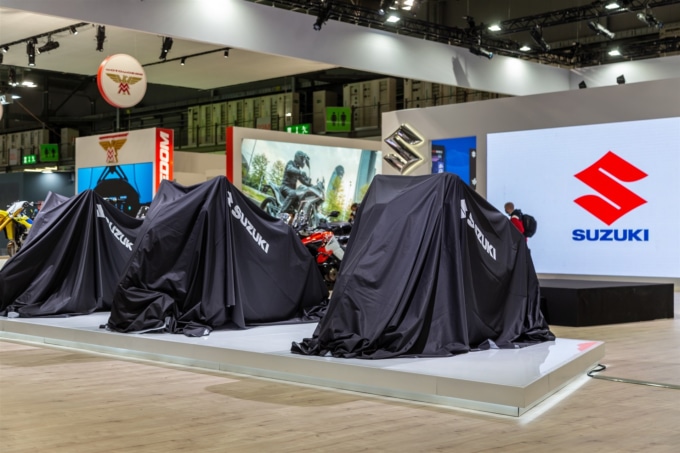 EICMA2021 スズキブース アンヴェール待ちの3台