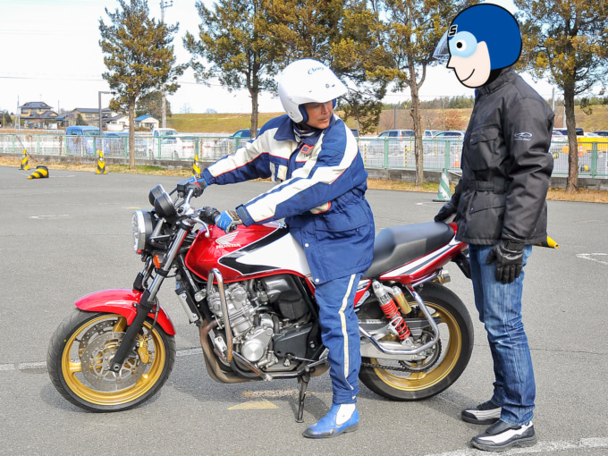 バイクの二人乗り 乗車準備ができてライダーが声をかけている様子