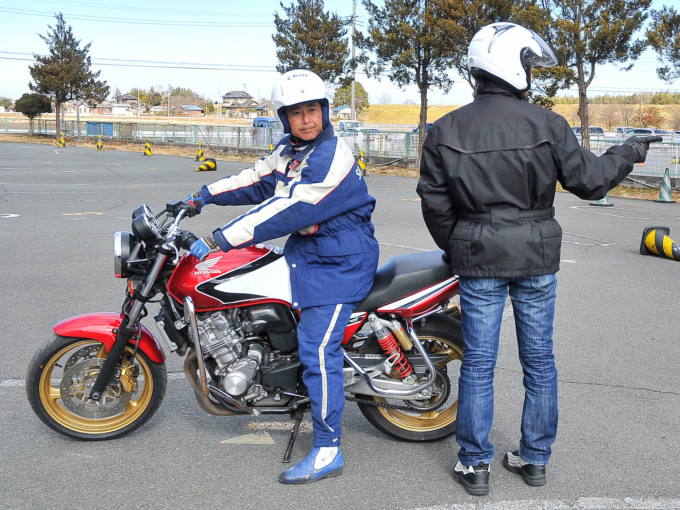 バイクの二人乗り タンデマーが周囲を確認している様子