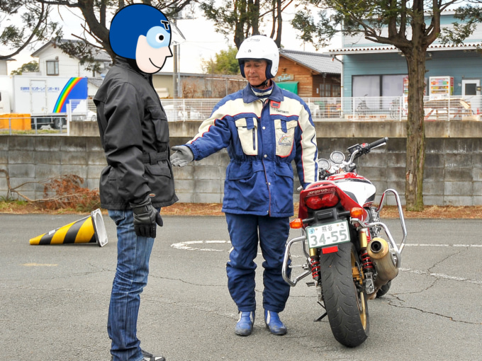 タンデマーは降車時はバイクの左側にいる様子