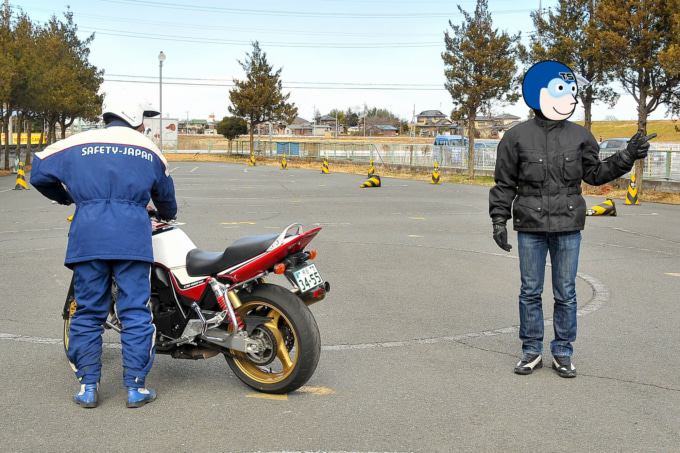 ライダーがバイクを取りましている間、周囲を確認しているタンデマー