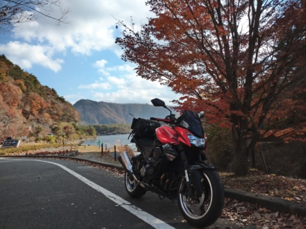 西湖とバイクと紅葉と