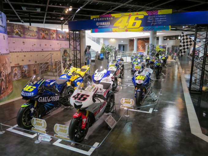 ヴァレンティーノ・ロッシ選手がMotoGPで実際に使用した16台のレーシングマシンYZR-M1を一堂に揃えて展示中のヤマハコミュニケーションプラザ