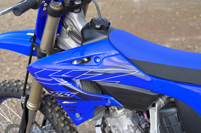 YAMAHA YZ125（2022年モデル）シュラウド