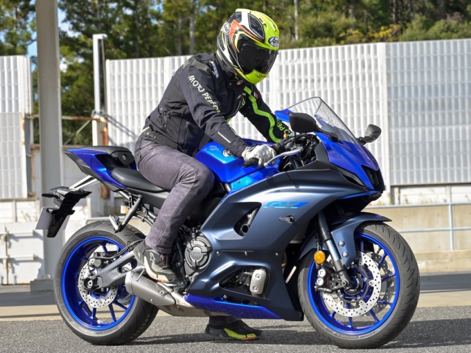 ヤマハ 2022年モデル YZF-R7 (8BL-RM39J) 乗車姿勢