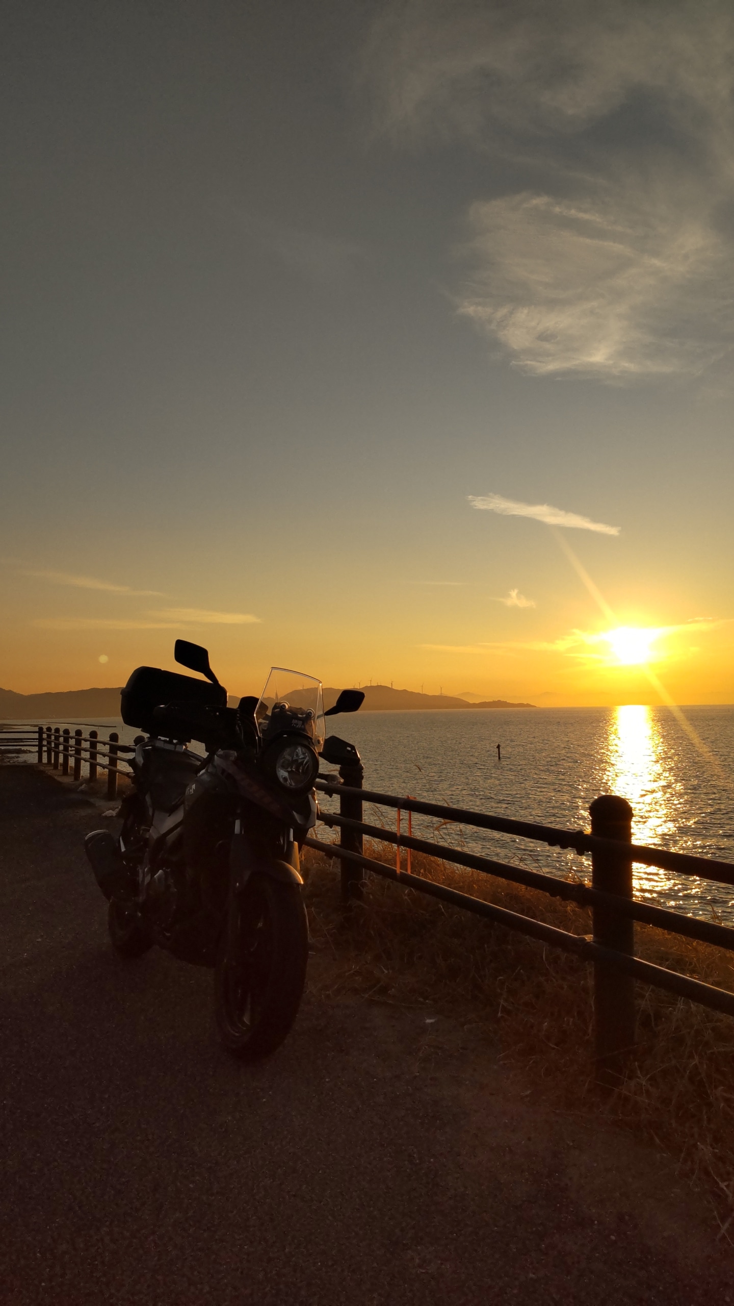 夕日と海とオートバイ