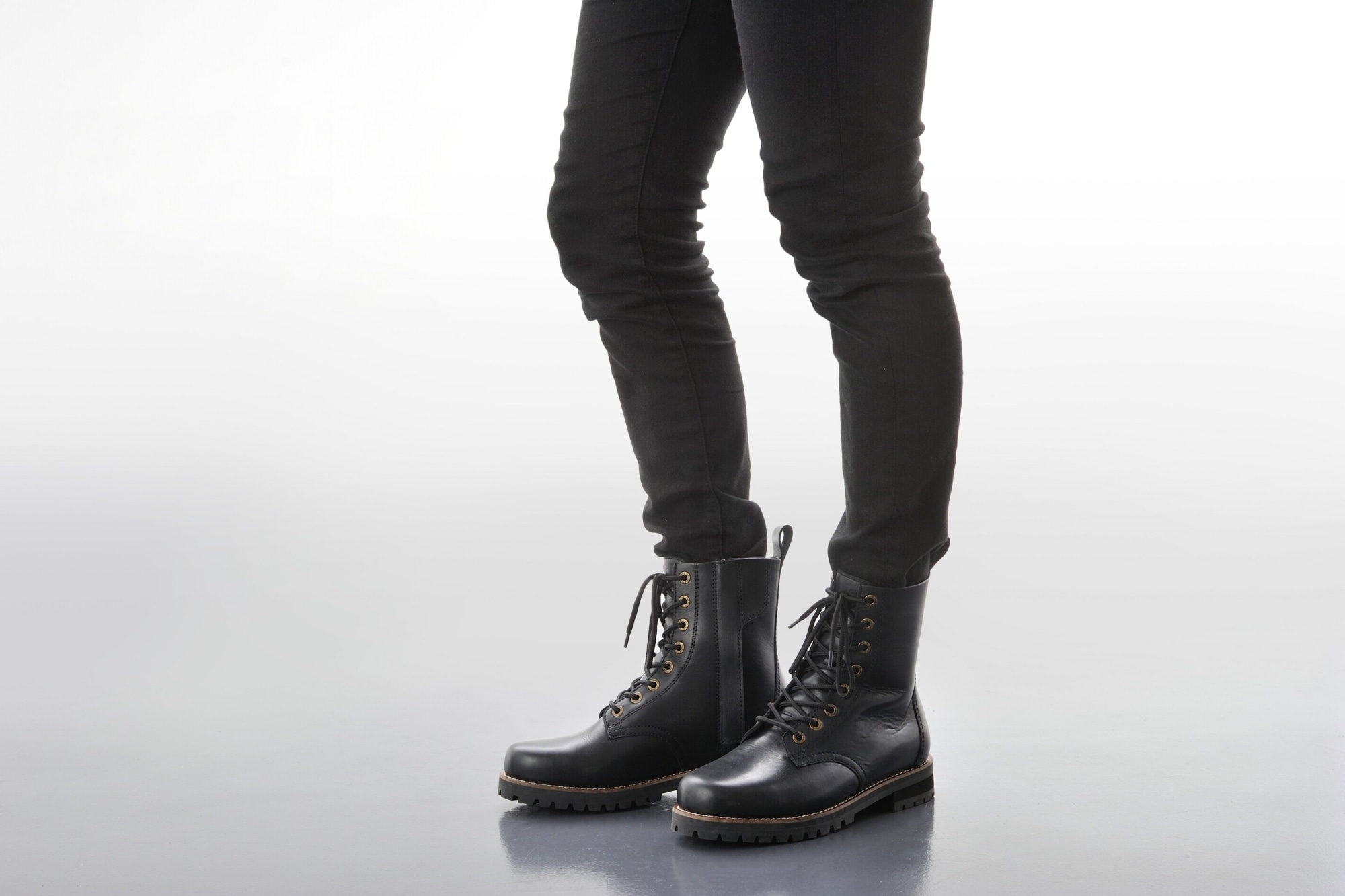 履き込むほど足に馴染む！都会でもマッチするミドル丈レザーブーツ