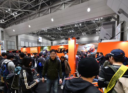 KTMは第49回東京モーターサイクルショーに出展。1290 SUPER DUKE R EVOや890 ADVENUREなど最新モデルを多数展示