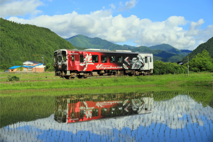 スズキと若桜鉄道がコラボレーションした「隼ラッピング列車」が7月1日(金)から京都鉄道博物館で特別展示