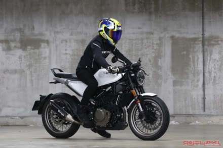 【シート高835mm】155cmライダーの足つきチェック“Husqvarna Motorcycles Vitpilen 401”