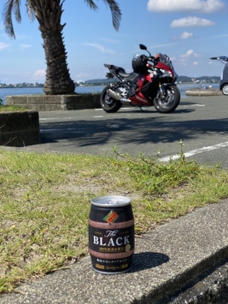 海とバイクと缶コーヒー