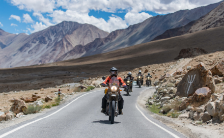 ロイヤルエンフィールド・ヒマラヤが世界の尾根を往く！ ヒマラヤ山脈一帯を60人が走る「Moto Himalaya 2022」が開催