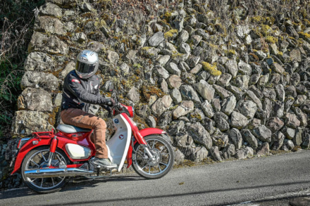 起伏がある坂道にも強い！レンタルバイクで日本の原風景を旅するなら『スーパーカブ C125』がピッタリだと思う【次はどれ乗る？レンタルバイク相性診断／Super Cub C125（2022）】