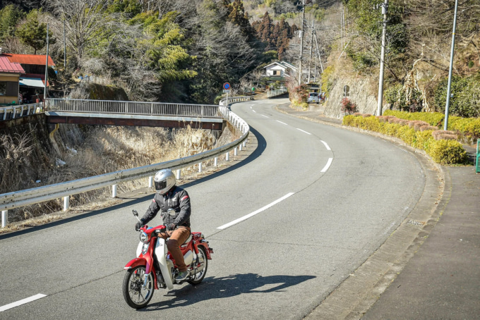 起伏がある坂道にも強い！レンタルバイクで日本の原風景を旅するなら『スーパーカブ C125』がピッタリだと思う