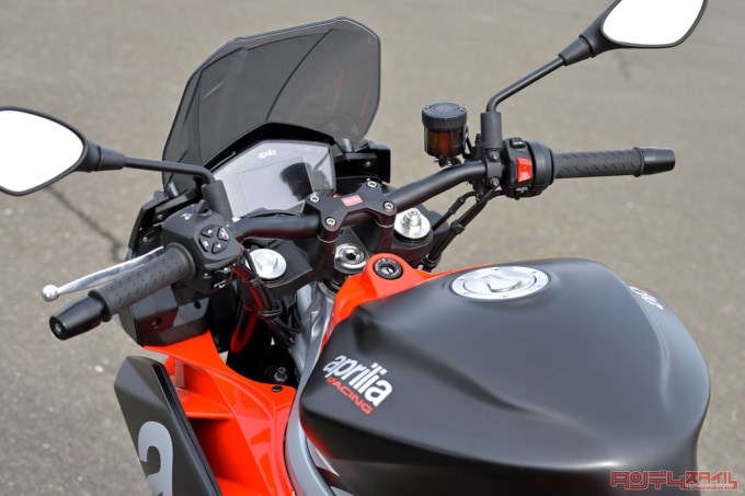 APRILIA TUONO660（2022年モデル）ハンドル