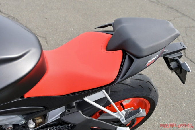 APRILIA TUONO660（2022年モデル）シート