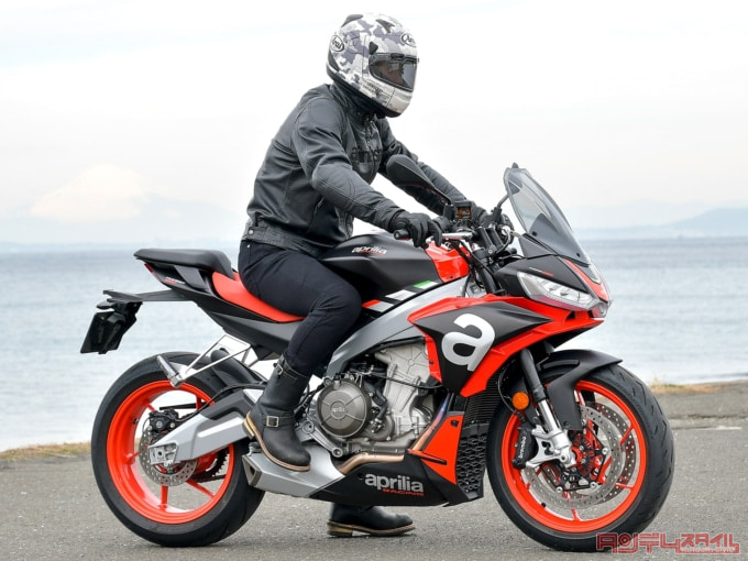 APRILIA TUONO660（2022年モデル）乗車姿勢