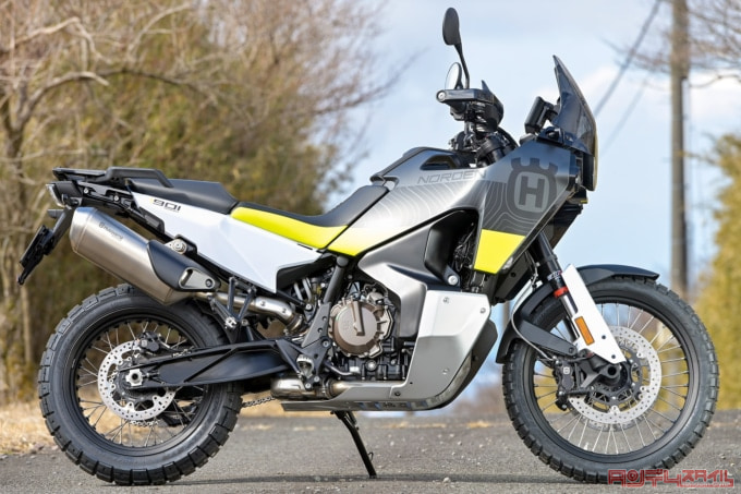 HUSQVARNA MOTORCYCLES NORDEN901（2022年モデル）右サイドビュー