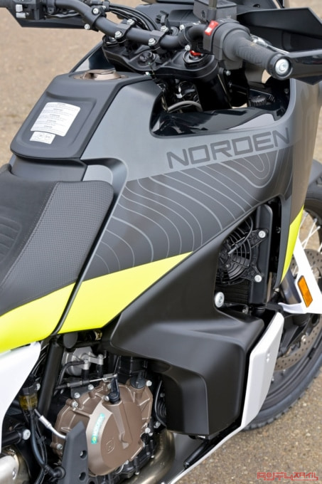 HUSQVARNA MOTORCYCLES NORDEN901（2022年モデル）燃料タンク