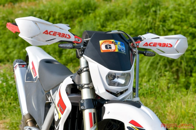 AJP SPR250（2022年モデル）フロントフェイス