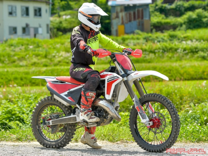 FANTIC XX125（2022年モデル）乗車姿勢